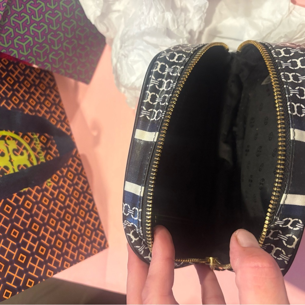 Tory Burch Black and White Chain Pattern Bag Authentic comes with box/bag - Picture 4 of 4